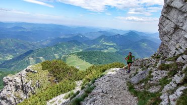 Dvořák Štěpán
Běžel jsem 230 km s převýšením 3849 m z Třebíče do Rakouska na horu Schneeberg do nadmořské výšky 2076 m za 38 hodin a 44 minut.