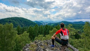 Výhled západním směrem z úbočí kopce Herdstein
Týdenní běhání přes kopce, skály, vyhlídky a kaňony v Českém i Saském Švýcarsku a Lužických horách.