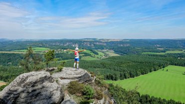 Výhled severním směrem do údolí řeky Labe (Elbe) ze stolové hory Lilienstein
Týdenní běhání přes kopce, skály, vyhlídky a kaňony v Českém i Saském Švýcarsku a Lužických horách.