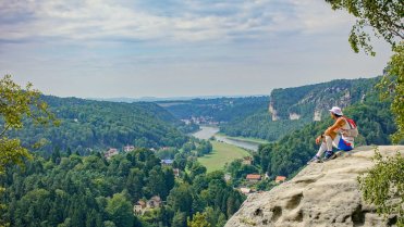 Výhled západním směrem do údolí řeky Labe (Elbe) z vrcholu kopce Gamrig (253)
Týdenní běhání přes kopce, skály, vyhlídky a kaňony v Českém i Saském Švýcarsku a Lužických horách.