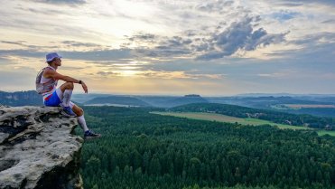 Výhled severozápadním směrem na stolovou horu Lilienstein z vrcholu kopce Gohrisch (439)
Týdenní běhání přes kopce, skály, vyhlídky a kaňony v Českém i Saském Švýcarsku a Lužických horách.