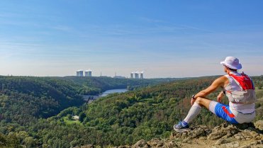Výhled na Jadernou elektrárnu Dukovany nad přehradou Mohelno z národní přírodní rezervace Mohelenská hadcová step
Podzimní běh z Mohelna kolem řeky Jihlavy do Ivančic a zpátky kolem řeky Oslavy.