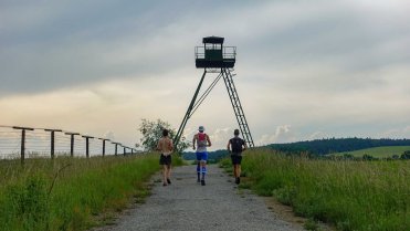 Pohraniční zátarasy Čížov
Na čtyři dny jsem v úseku kolem česko-rakouské státní hranice dělal běžecký doprovod Jiřímu Kadeřábkovi při jeho padesátidenním projektu Oběh republiky.