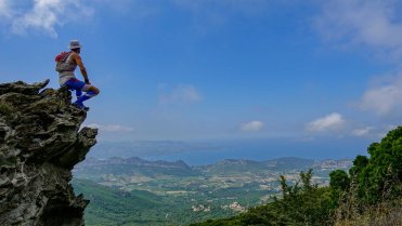 Výhled západním směrem z úbočí kopce Cima Orcaio
Běhání po ostrově Korsika na jedenáctidenním cyklistickém zájezdu Pobřeží Korsiky na kole s CK Alpina.