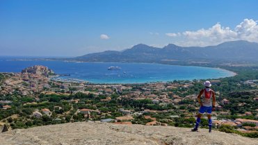 Výhled na pobřežní město Calvi z úbočí kopce
Běhání po ostrově Korsika na jedenáctidenním cyklistickém zájezdu Pobřeží Korsiky na kole s CK Alpina.