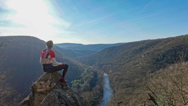 Výhled ze skály do údolí řeky Dyje
Průzkumný běh na začátku jara po skalách v národním parku Podyjí v oblasti Znojemské přehrady.