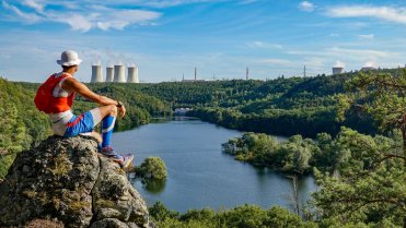 Výhled na jadernou elektrárnu Dukovany, výjimečně plnou vodní nádrž Mohelno a čerpací stanici chladící vody
Celodenní běh z Moravského Krumlova přes Ivančice údolím řeky Jihlavy kolem Mohelenské a Dalešické přehrady až do Třebíče.