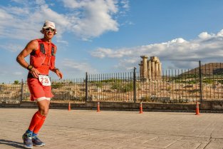 První den závodu Spartathlon 2019
Na závodě Spartathlon 2019, kdy jsem v Řecku běžel z Athén do Sparty ultramaraton dlouhý 246 km, jsem si za strašného tepla a neskutečného utrpení vybojoval poslední místo a skončil tak v první polovině všech závodníků.