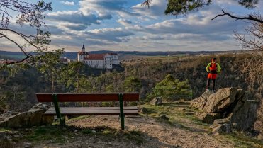 Výhled na starý zámek Jevišovice
Proběhnutí údolím kolem řeky Rokytné a návrat přes přírodní park Jevišovka.