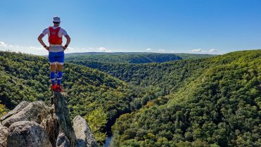 Výhled do údolí řeky Dyje ze skály nad kamenným mořem v národním parku Podyjí
Průzkumný běh po skalách okolo Znojemské přehrady v národním parku Podyjí.