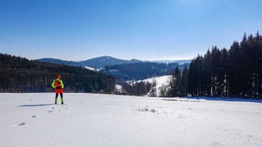 Výhled východním směrem z úbočí kopce Prosíčka
Celodenní běh po skalních vyhlídkách ve východní části zasněžených Žďárských vrchů za nádherného slunečního počasí v nejmrazivějším zimním dni.