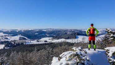 Výhled jižním směrem ze skalní vyhlídky Prosíčka (739)
Celodenní běh po skalních vyhlídkách ve východní části zasněžených Žďárských vrchů za nádherného slunečního počasí v nejmrazivějším zimním dni.
