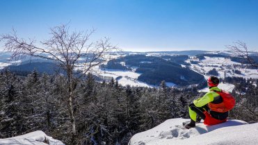 Výhled jihovýchodním směrem ze skalní vyhlídky Prosíčka
Celodenní běh po skalních vyhlídkách ve východní části zasněžených Žďárských vrchů za nádherného slunečního počasí v nejmrazivějším zimním dni.