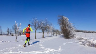 Cesta nad obcí Odranec
Celodenní běh po skalních vyhlídkách ve východní části zasněžených Žďárských vrchů za nádherného slunečního počasí v nejmrazivějším zimním dni.