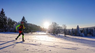 Západ slunce nad obcí Samotín
Celodenní běh po skalních vyhlídkách ve východní části zasněžených Žďárských vrchů za nádherného slunečního počasí v nejmrazivějším zimním dni.