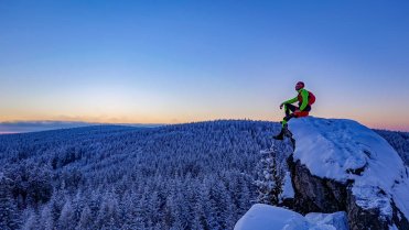 Vrchol skalní věže Zubří skála na vrcholu Malinská skála (811)
Celodenní běh po skalních vyhlídkách ve východní části zasněžených Žďárských vrchů za nádherného slunečního počasí v nejmrazivějším zimním dni.