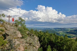 Skála Prosíčka
Celodenní běh po nejkrásnějších skalních vyhlídkách ve východní části Žďárský vrchů zakončený dvěma bouřkami.