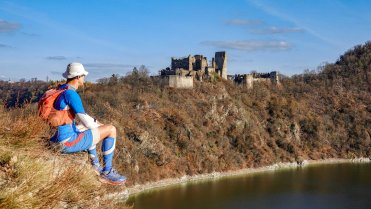 Výhled na zříceninu hradu Cornštejn nad Vranovskou přehradou z Výří skály
Celodenní běh kolem začátku Vranovské přehrady mezi Bítovem a Bílým křížem, abych si užil poslední prosluněný podzimní den a natrénoval focení panoramatický fotek, které mě začaly bavit.