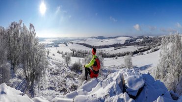 Panoramatický výhled na Novoměstskou krajinu ze skalní věže Vávrova skála
Celodenní běh zasněženou a omrzlou krajinou východní částí Žďárských vrchů s návštěvou několika skalních vyhlídek.