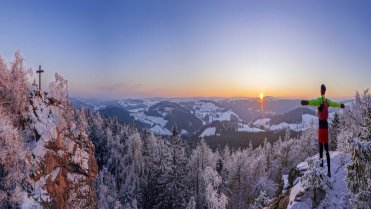 Panoramatický výhled z vrcholu skály Prosíčka při západu slunce
Celodenní běh zasněženou a omrzlou krajinou východní částí Žďárských vrchů s návštěvou několika skalních vyhlídek.