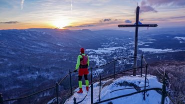 Výhled na město Hejnice ze skalní věže Paličník
Únorový týden v Jizerských horách strávený každodenním běháním na lyžích nebo chůzí na sněžnicích.