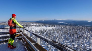 Výhled jihovýchodním směrem na zasněžené Krkonoše z rozhledny na vrcholu kopce Smrk
Únorový týden v Jizerských horách strávený každodenním běháním na lyžích nebo chůzí na sněžnicích.