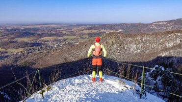Výhled na město Hejnice ze skalní vyhlídky Krásná Máří
Únorový týden v Jizerských horách strávený každodenním běháním na lyžích nebo chůzí na sněžnicích.