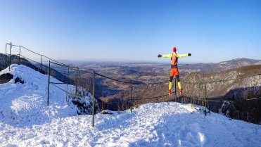 Panoramatický výhled ze skalní vyhlídky Krásná Máří
Únorový týden v Jizerských horách strávený každodenním běháním na lyžích nebo chůzí na sněžnicích.