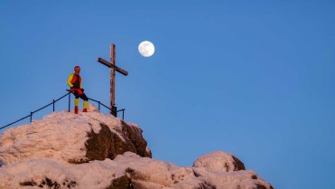 Úplněk nad vrcholem kopce Jizera (1122)
Únorový týden v Jizerských horách strávený každodenním běháním na lyžích nebo chůzí na sněžnicích.