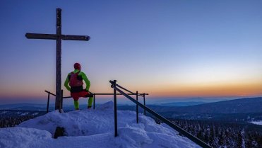 Výhled při západu slunce z vrcholu kopce Jizera (1122)
Únorový týden v Jizerských horách strávený každodenním běháním na lyžích nebo chůzí na sněžnicích.