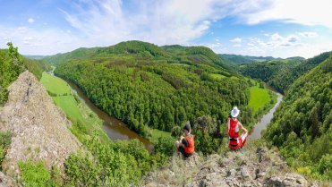Panoramatický výhled do údolí řeky Berounka z Čertovy skály
Celodenní běh s kamarádem po Křivoklátsku v rámci závodu Rakovnická 60.