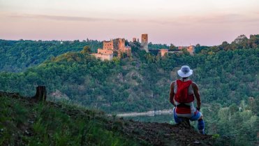 Výhled na zříceninu hradu Cornštejn ze skalní vyhlídky nad Vranovskou přehradou nedaleko rekreační oblasti Chmelnice
Proběhnutí pohraniční krajinou na Grázlovu vyhlídku, kličkování kolem řeky Dyje až k Vranovské přehradě a noční návrat přes Vysočany.