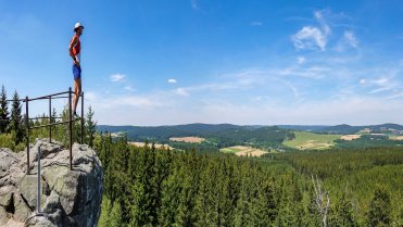 Panoramatický výhled severozápadním směrem na lesy nad obcí Fryšava pod Žákovou horou ze skalního masivu Vyhlídka na vrcholu kopce Pasecká skála (819)
Proběhnutí po různých skalních vyhlídkách ve Žďárských vrších.