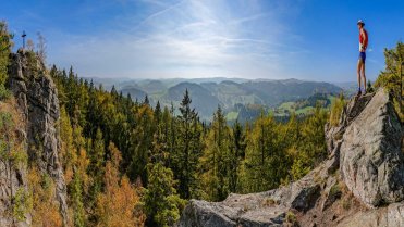 Panoramatický výhled ze skály Prosíčka
Proběhnutí mírně zamlženou podzimní krajinou východní části Žďárských vrchů.