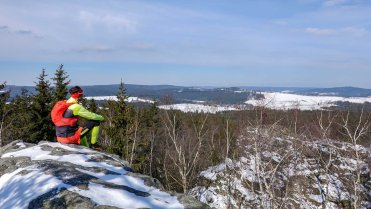 Výhled ze skalní věže Pecen na vrcholu kopce Pasecká skála (819)
Společný běh s kamarádkou v posledních zimních dnech po skalních vyhlídkách ve Žďárských vrších.