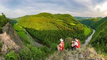Panoramatický výhled do údolí řeky Berounka z vrcholu Čertovy skály
Celodenní běh s kamarádem po trase závodu Rakovnická 60 z Krakovce přes Křivoklátsko do Rakovníka.