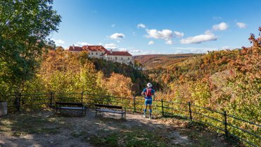 Výhled na Znojemský hrad nad Gránickým údolím od Minoritského kláštera
Proběhnutí nádhernou podzimní krajinou okolo Znojemské přehrady v národním parku Podyjí, kdy jsem po cestě pozoroval vzdálené rakouské Alpy, východ měsíce v úplňku nad Znojmem a jeho následné částečné zatmění.